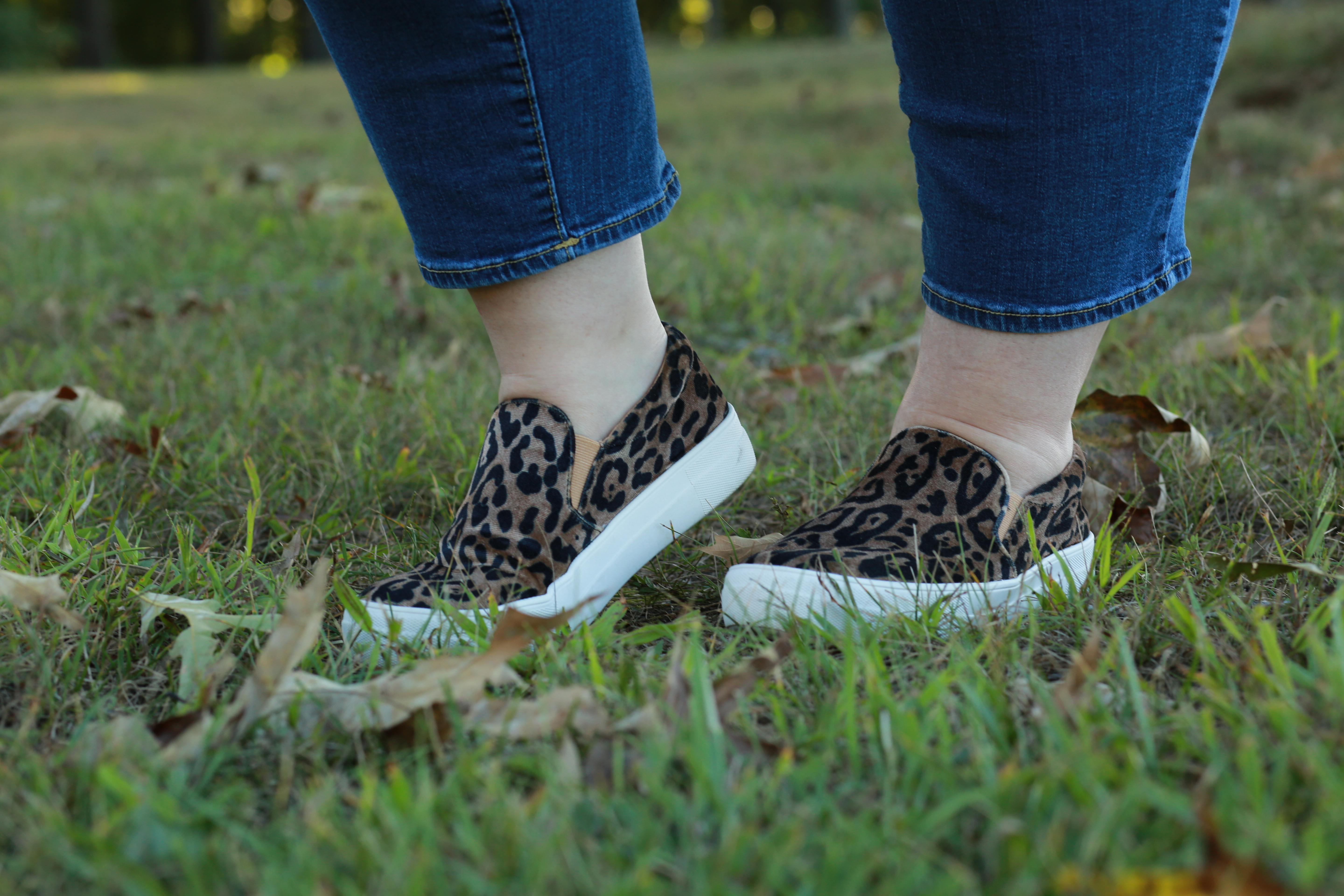 leopard sneakers, pearl tee, lane bryant, gigi new york, monogram, floral, floral kimono, torrid, old navy, fall style, fall outfit