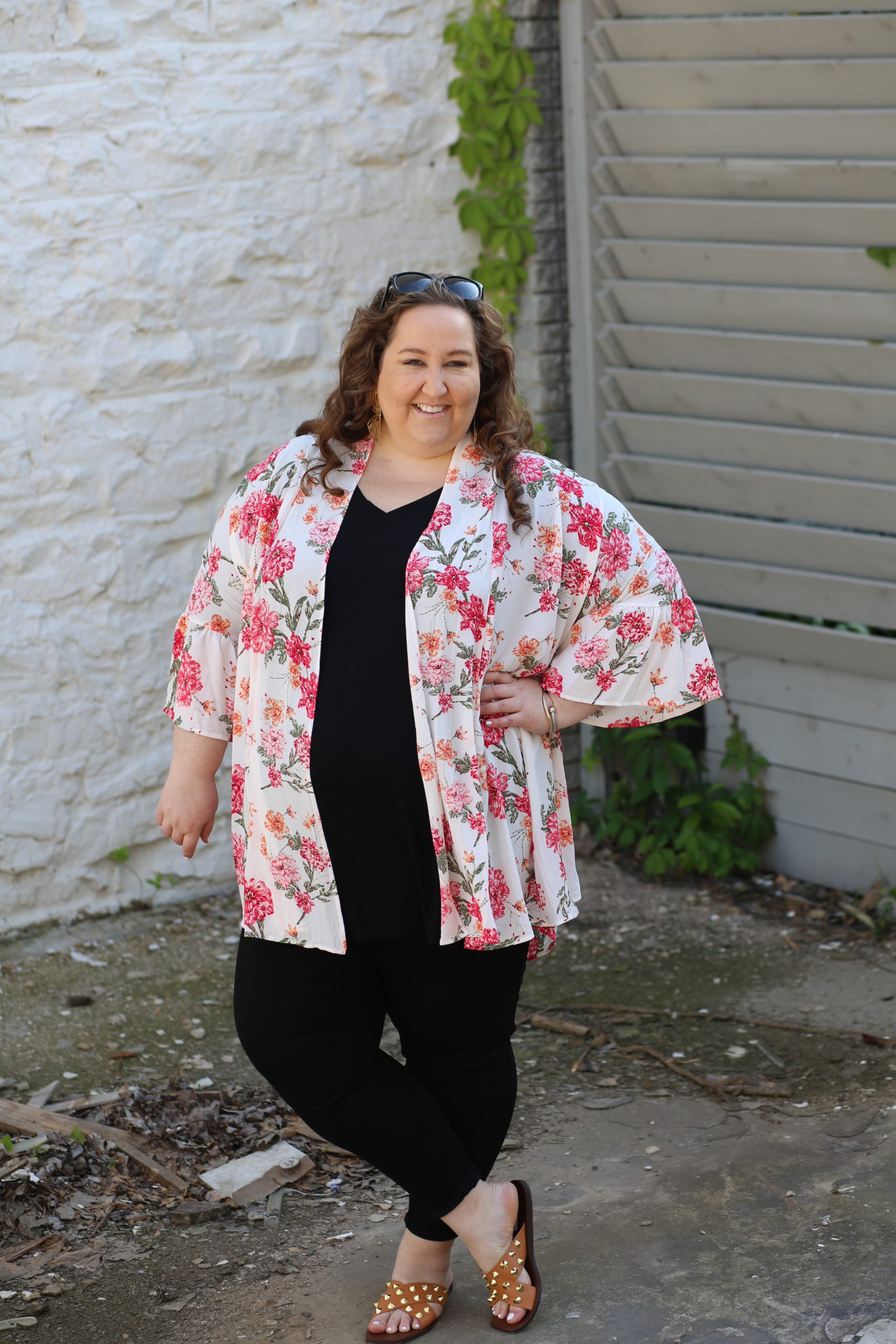 floral kimono, wandering willow boutique, black jeans, plus size style, studded sandals