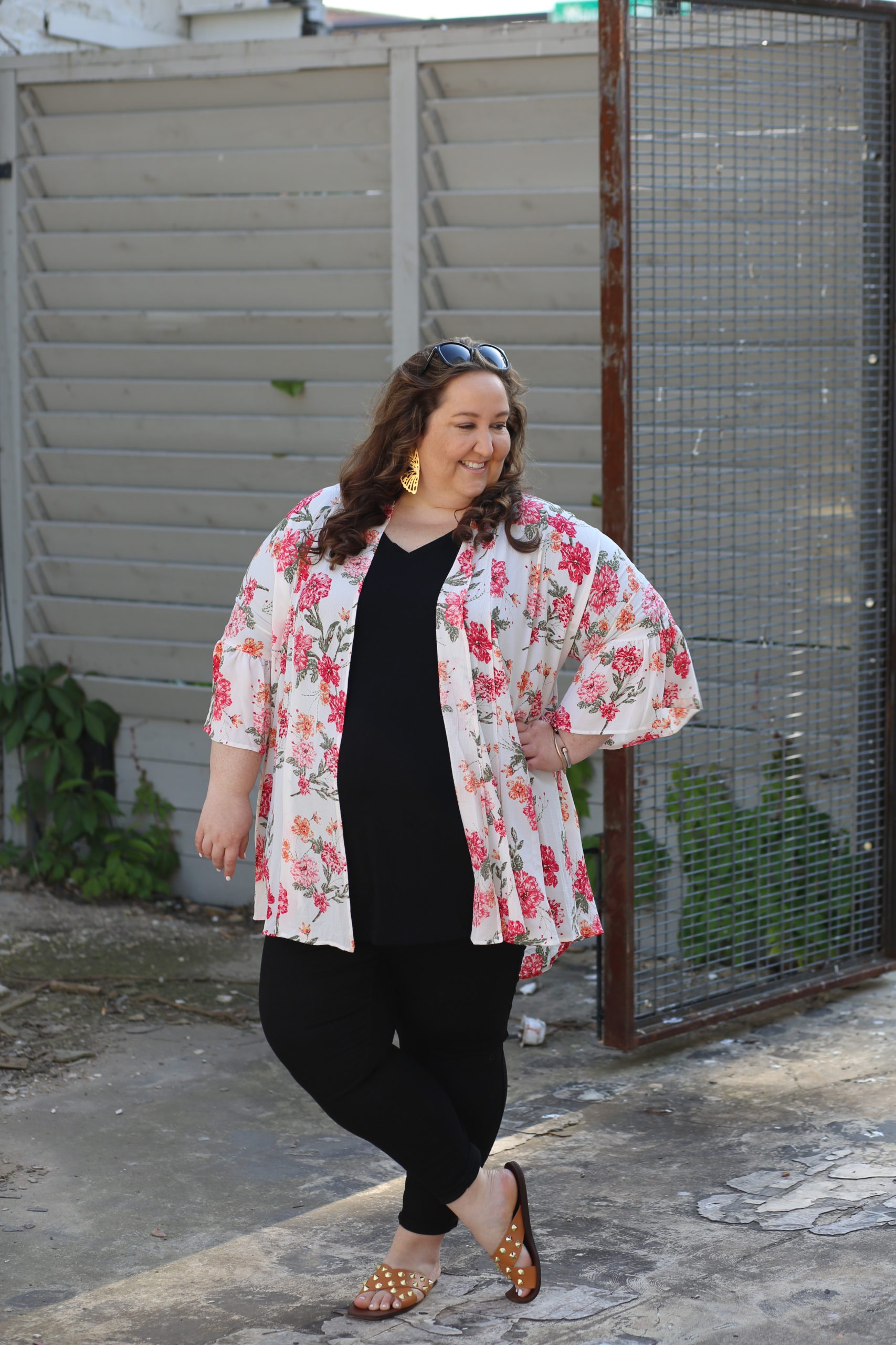 floral kimono, wandering willow boutique, black jeans, plus size style, studded sandals