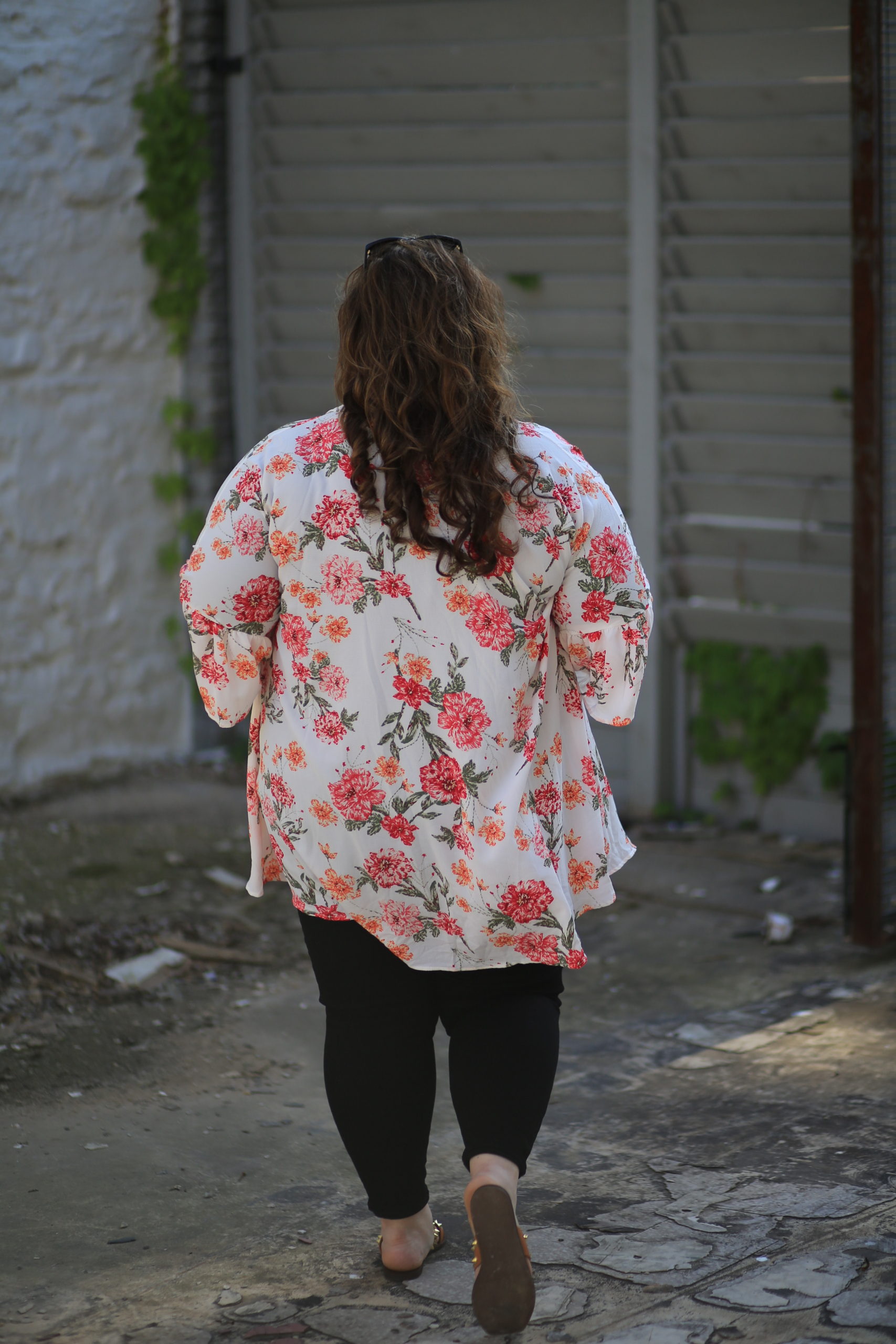 floral kimono, wandering willow boutique, black jeans, plus size style, studded sandals