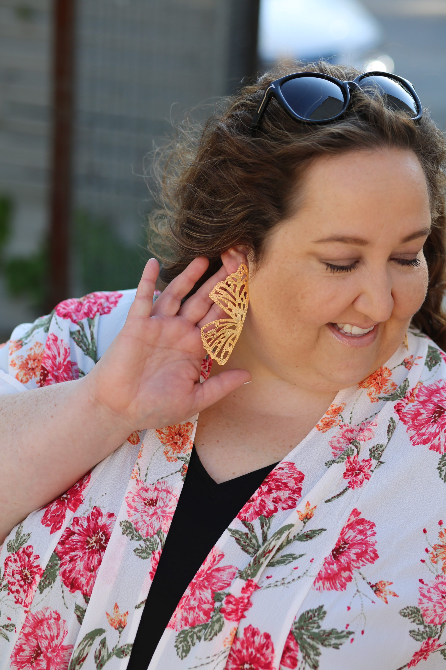 floral kimono, wandering willow boutique, black jeans, plus size style, studded sandals